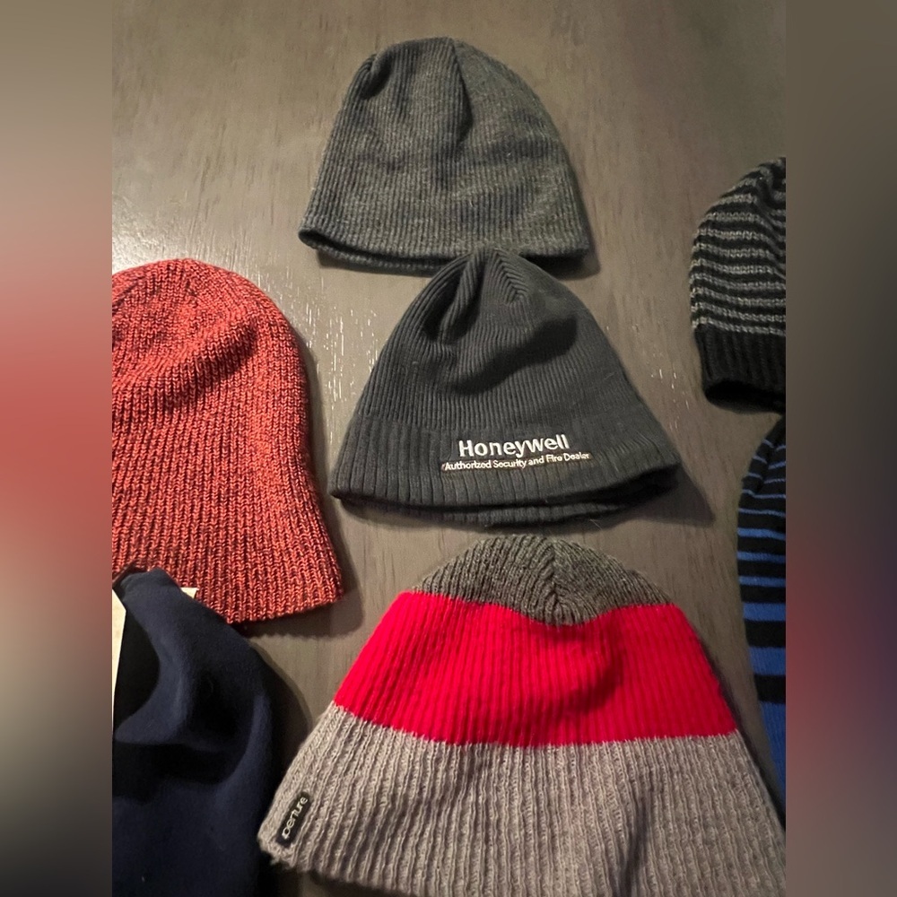 Bundle of 7 Winter hats - Picture 3 of 4